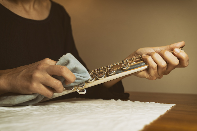 Cleaning an instrument
